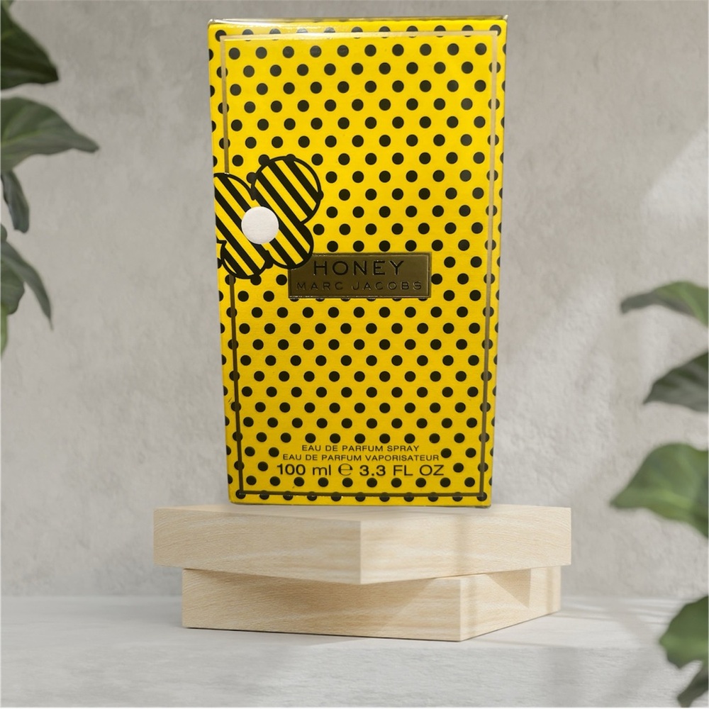 Marc Jacobs Honey Fragrance Box in Yellow with Black Polka Dots